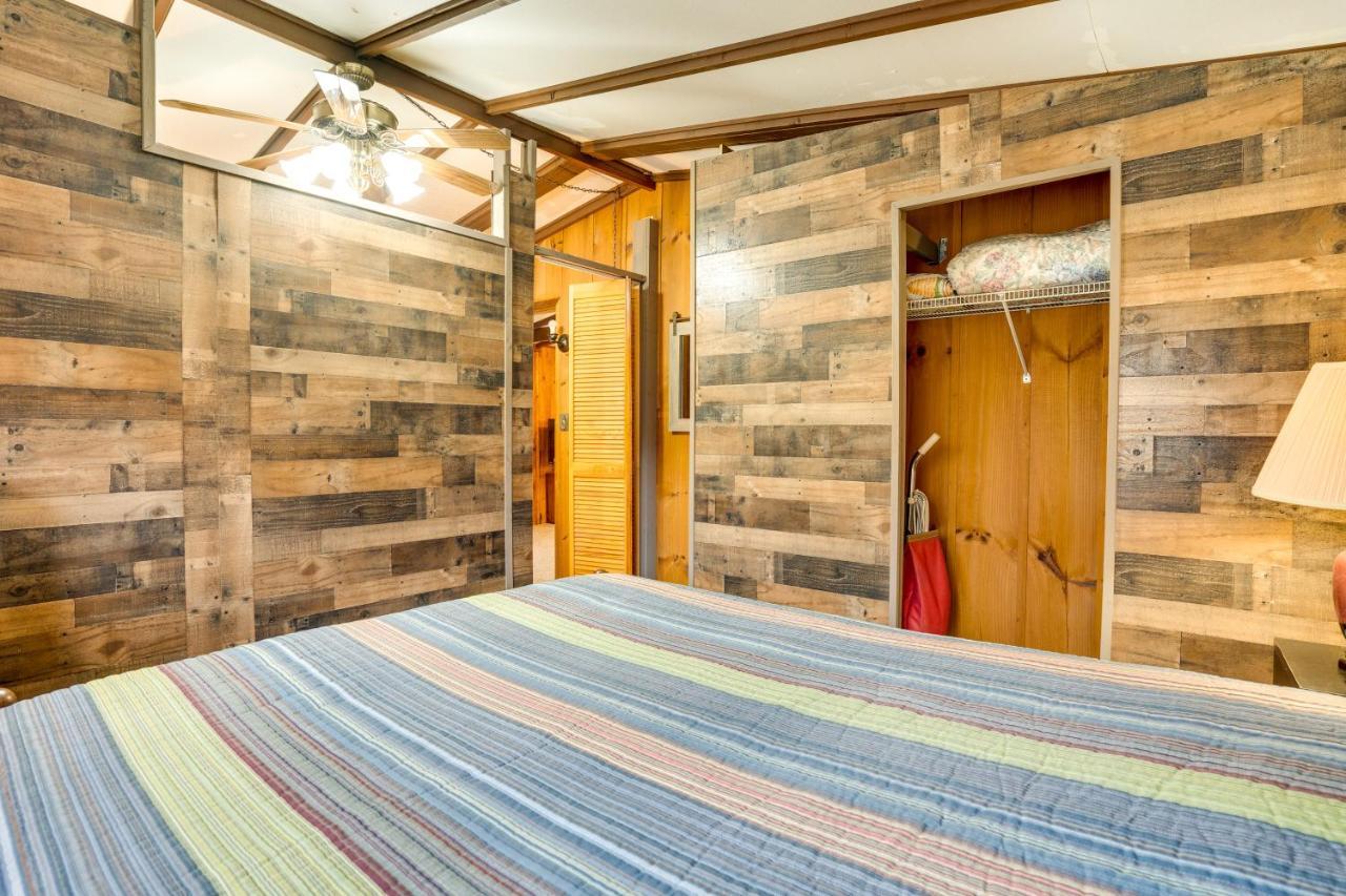 Peaceful Warne Cabin Fenced Yard And Screened Porch Brasstown Eksteriør billede