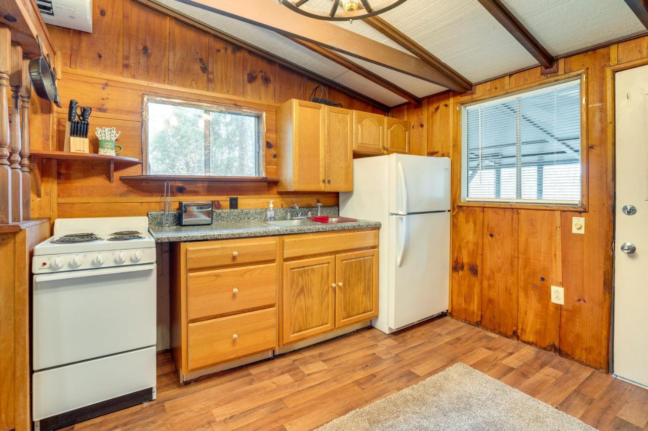 Peaceful Warne Cabin Fenced Yard And Screened Porch Brasstown Eksteriør billede