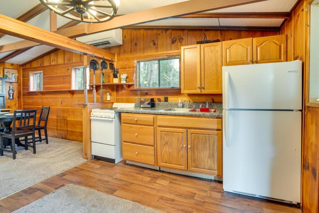 Peaceful Warne Cabin Fenced Yard And Screened Porch Brasstown Eksteriør billede