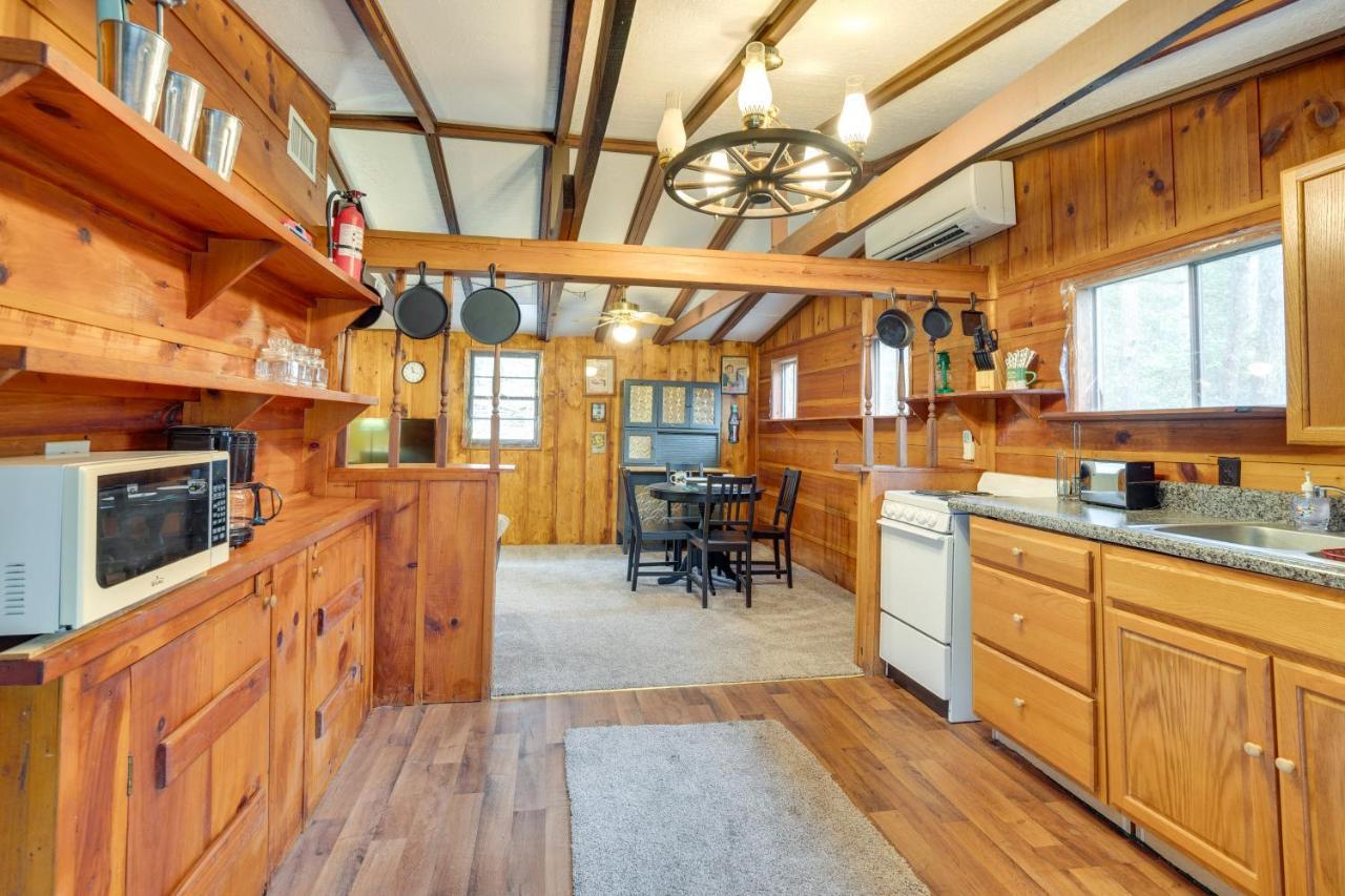 Peaceful Warne Cabin Fenced Yard And Screened Porch Brasstown Eksteriør billede