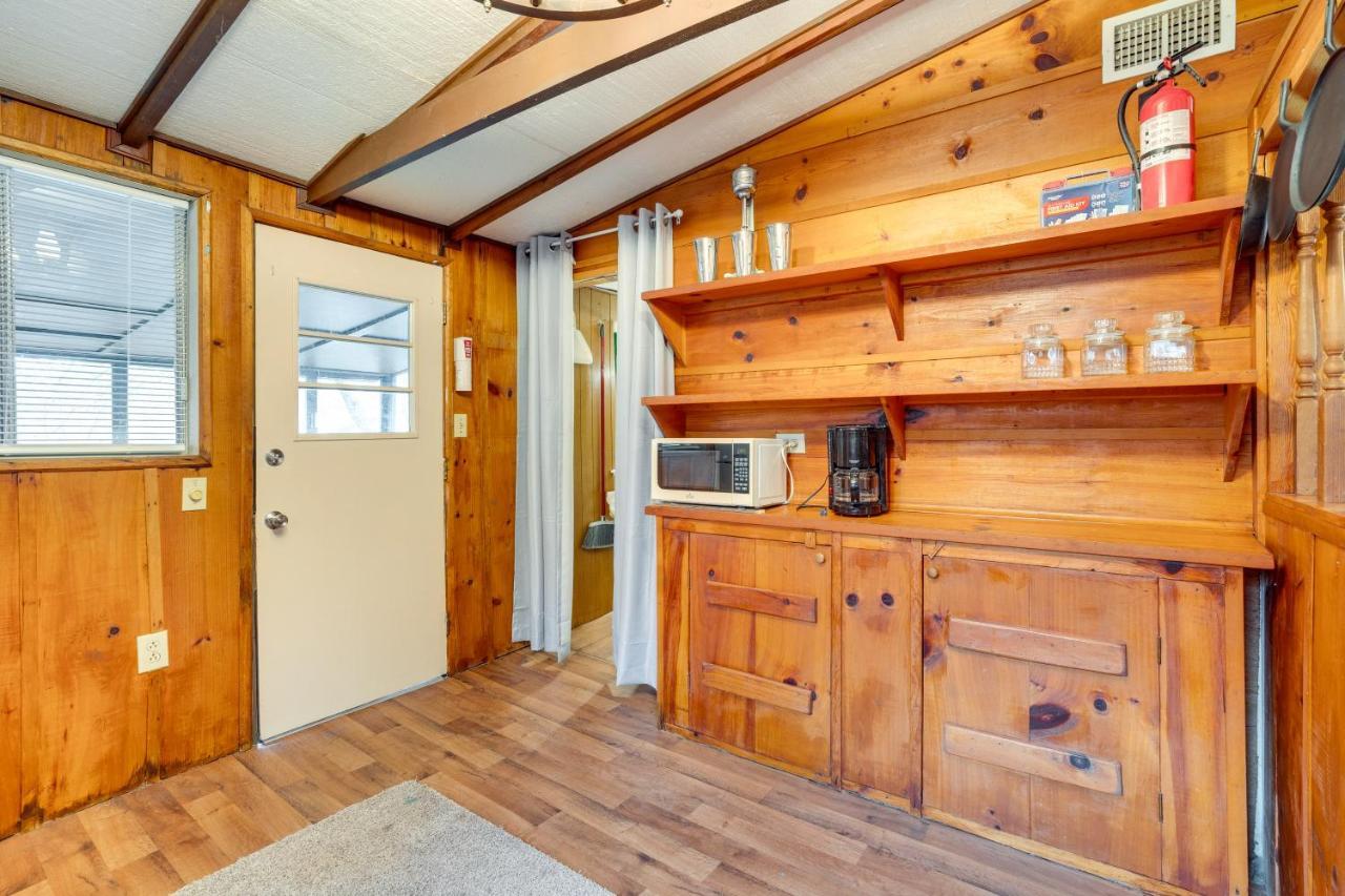 Peaceful Warne Cabin Fenced Yard And Screened Porch Brasstown Eksteriør billede