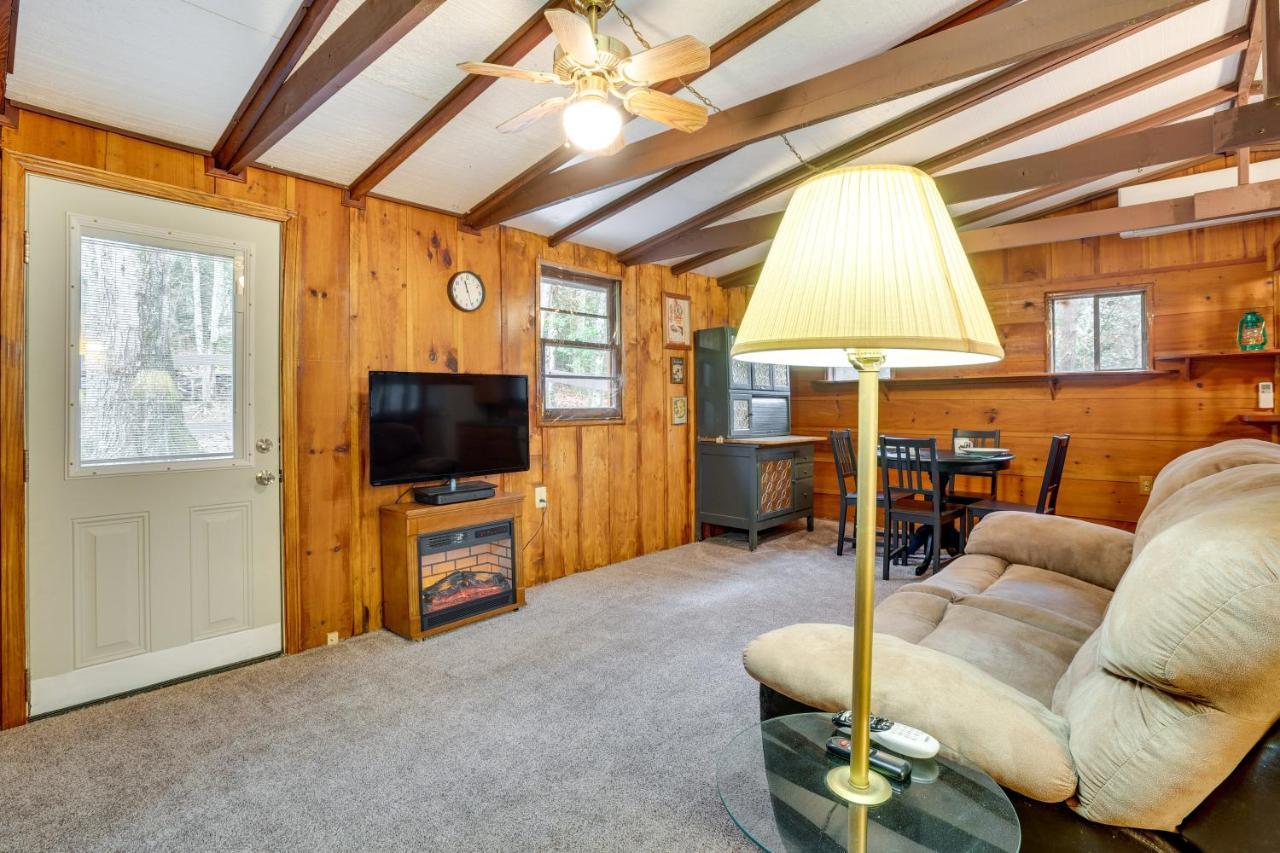 Peaceful Warne Cabin Fenced Yard And Screened Porch Brasstown Eksteriør billede