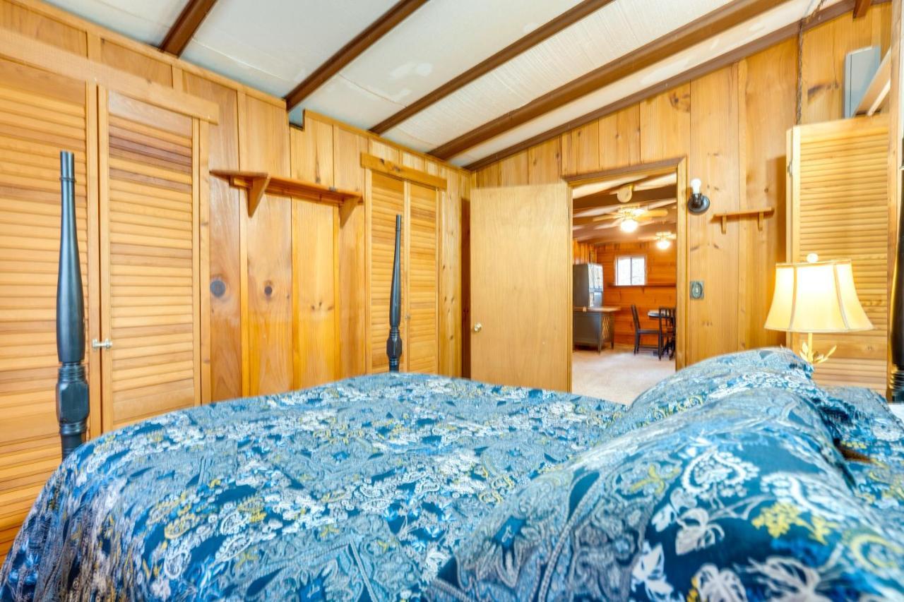 Peaceful Warne Cabin Fenced Yard And Screened Porch Brasstown Eksteriør billede