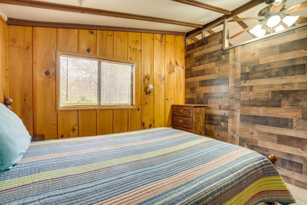 Peaceful Warne Cabin Fenced Yard And Screened Porch Brasstown Eksteriør billede